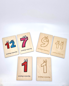 Houten kaartje "Gelukkige verjaardag" met lachende cijfers