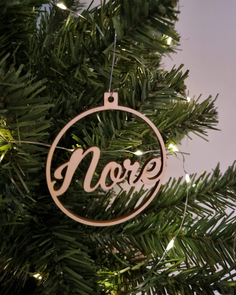 Kerstbal met naam uitgesneden